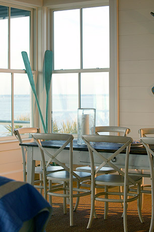 coastal-style-vacation-home-dining-room