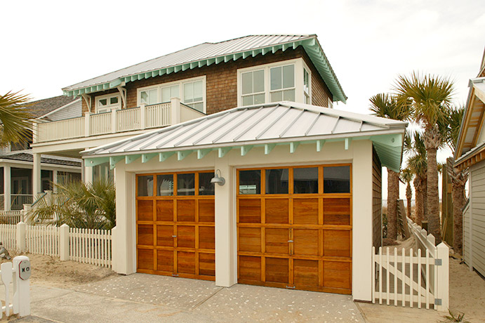 coastal-style-vacation-home-garage
