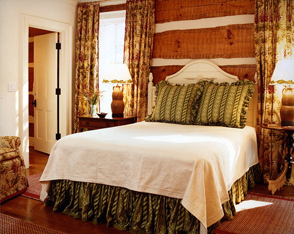 rustic-hunting-lodge-bedroom